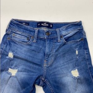 Distressed Hollister Skinny, 27            AAA-106